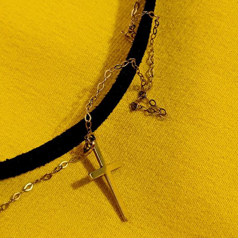 Leaf pendant on a fine chain