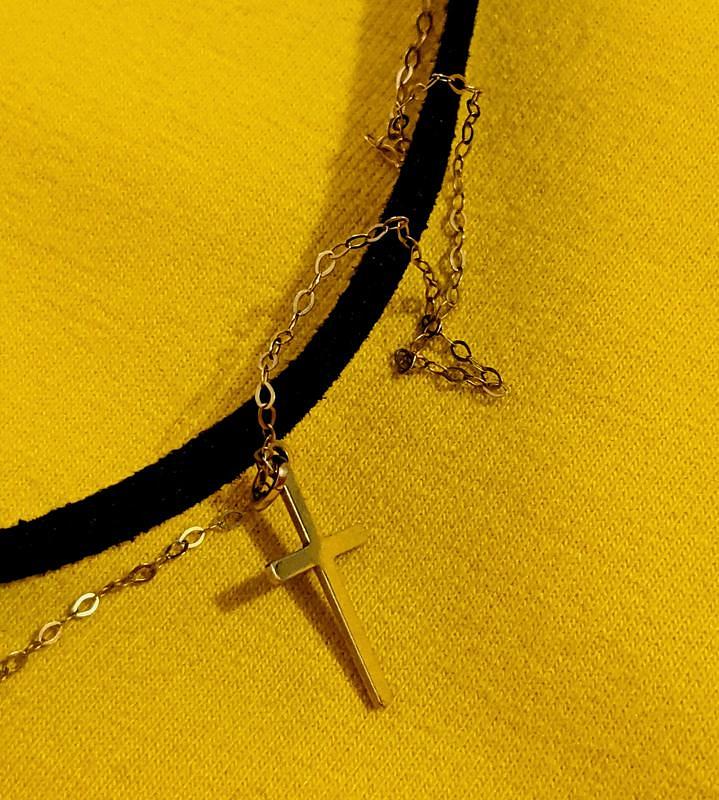 Leaf pendant on a fine chain