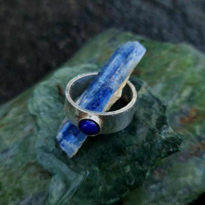 Knife-edge stacking ring