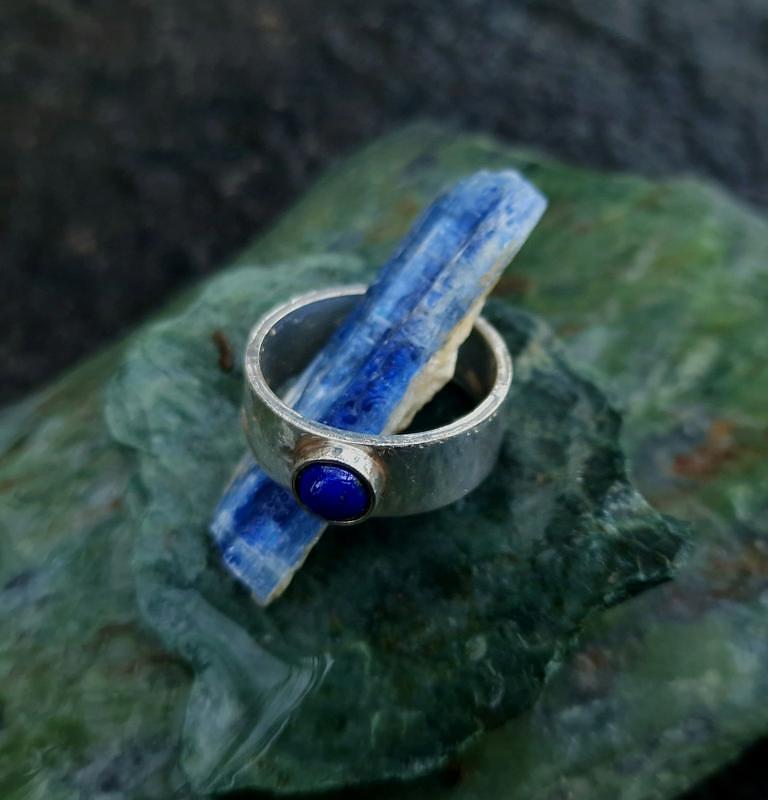 Knife-edge stacking ring